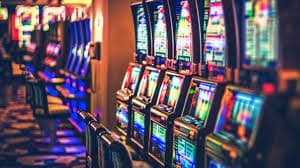 plinko live casino table with professional dealer streaming in real time
