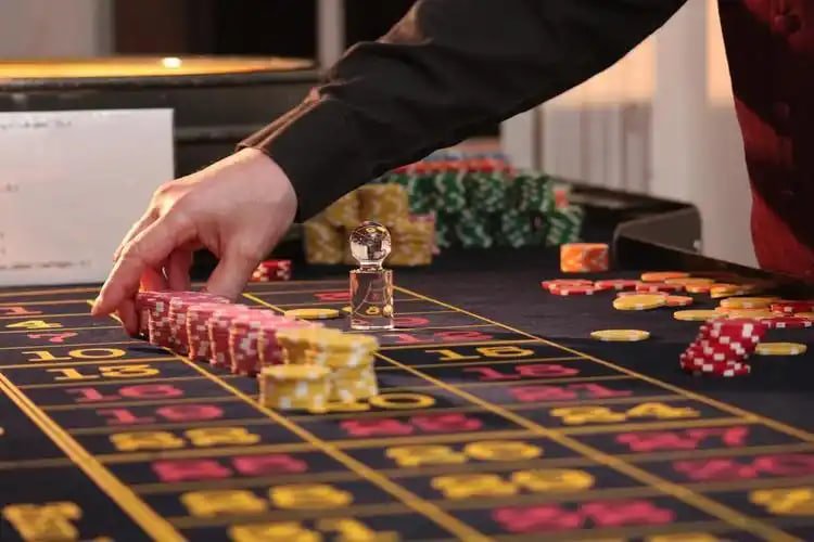 live baccarat and roulette table selection at plinko for Filipino players